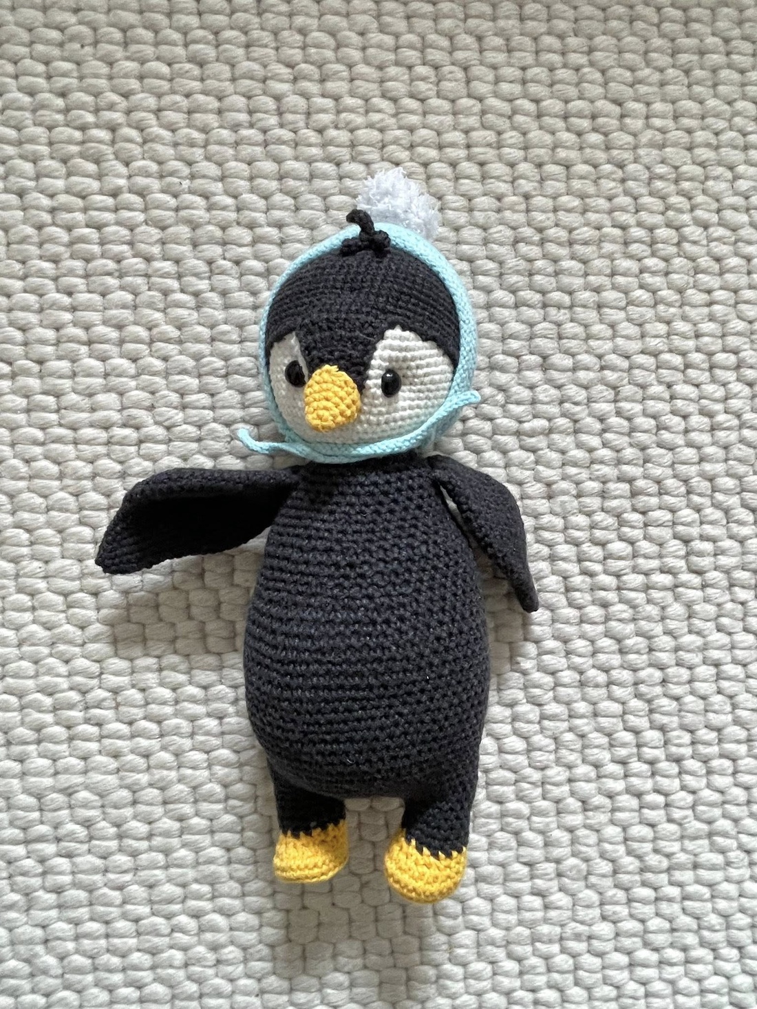 Amigurumi...pinguin cu caciulita, jucarie crosetata - jucării și echipamente pentru copii - plușuri - figurine de pluș - Artynos.ro