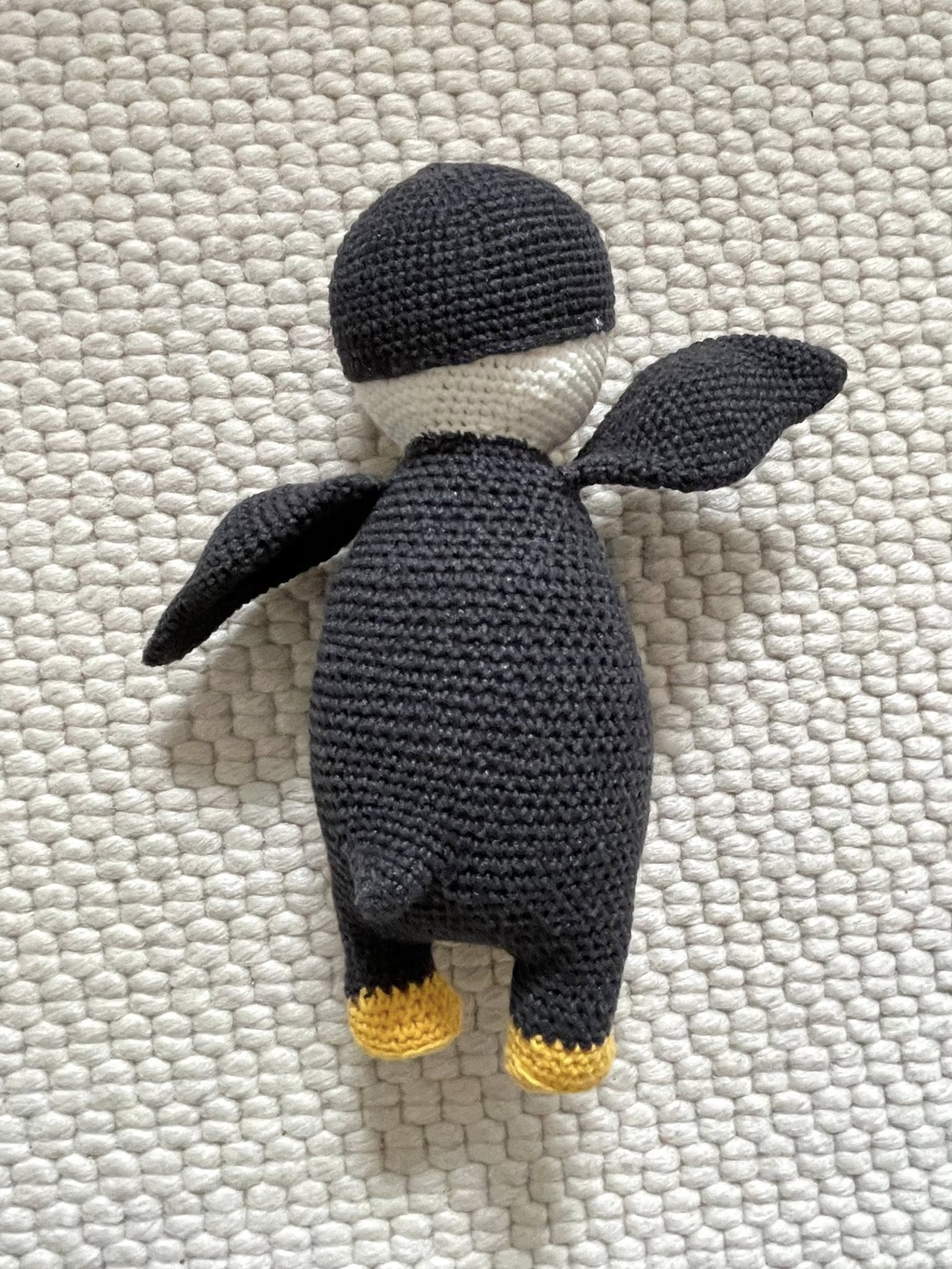 Amigurumi...pinguin cu caciulita, jucarie crosetata - jucării și echipamente pentru copii - plușuri - figurine de pluș - Artynos.ro