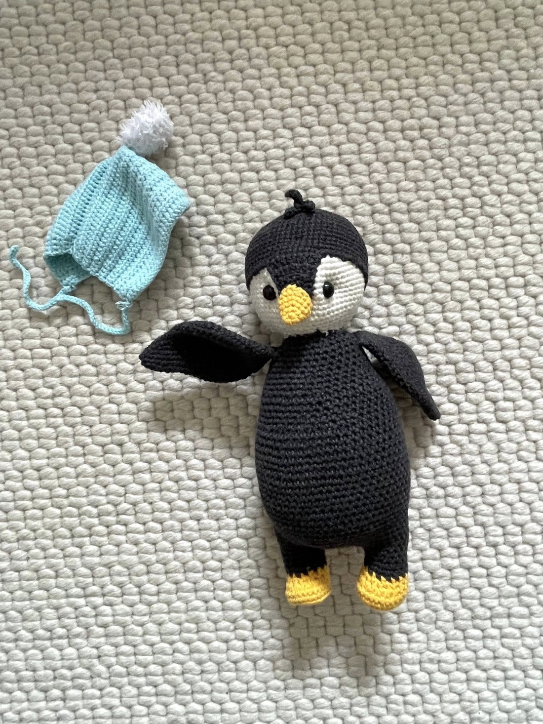 Amigurumi...pinguin cu caciulita, jucarie crosetata - jucării și echipamente pentru copii - plușuri - figurine de pluș - Artynos.ro