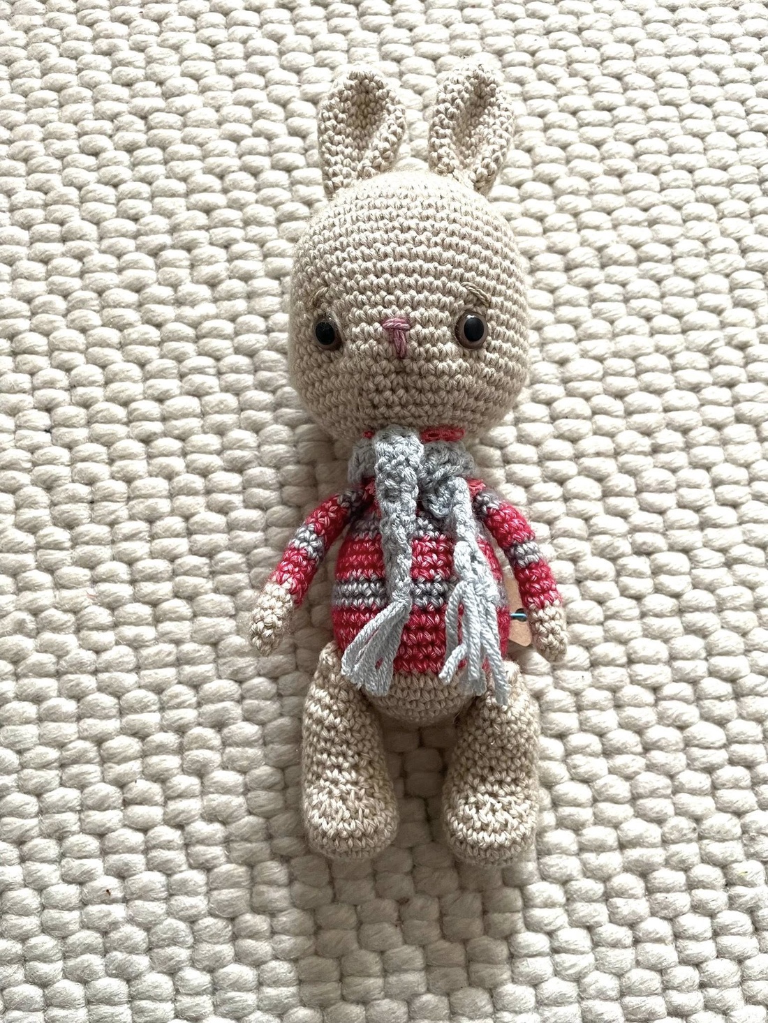 Amigurumi...iepuras cu fular gri, jucarie crosetata - jucării și echipamente pentru copii - plușuri - iepure de pluș - Artynos.ro