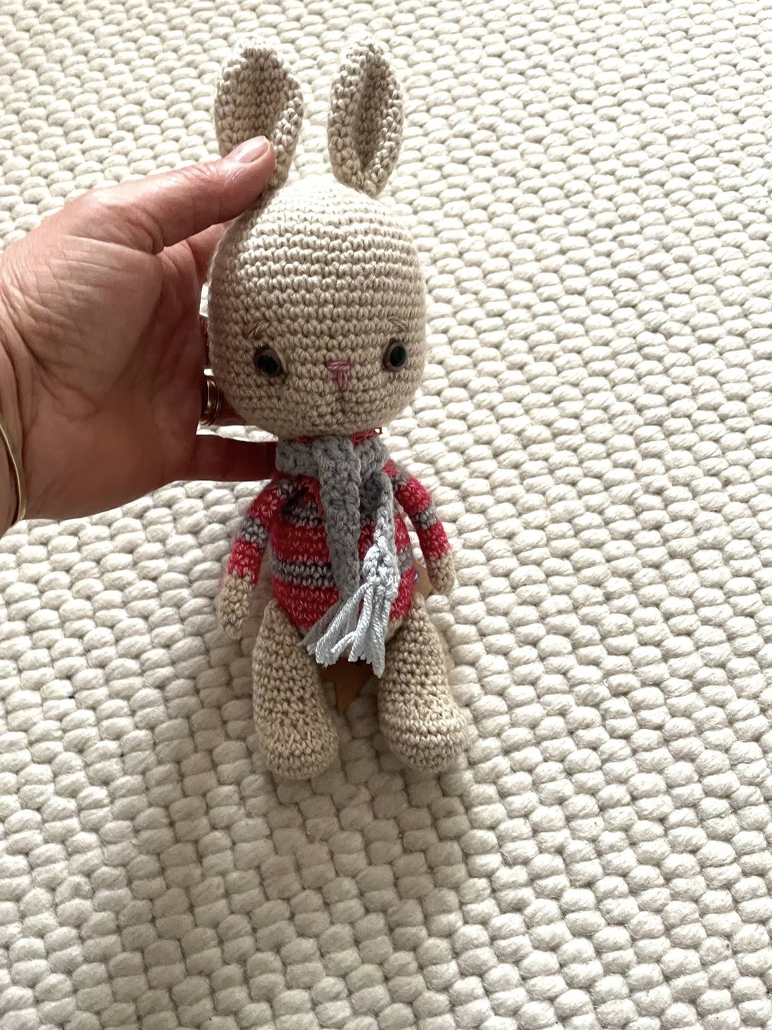 Amigurumi...iepuras cu fular gri, jucarie crosetata - jucării și echipamente pentru copii - plușuri - iepure de pluș - Artynos.ro