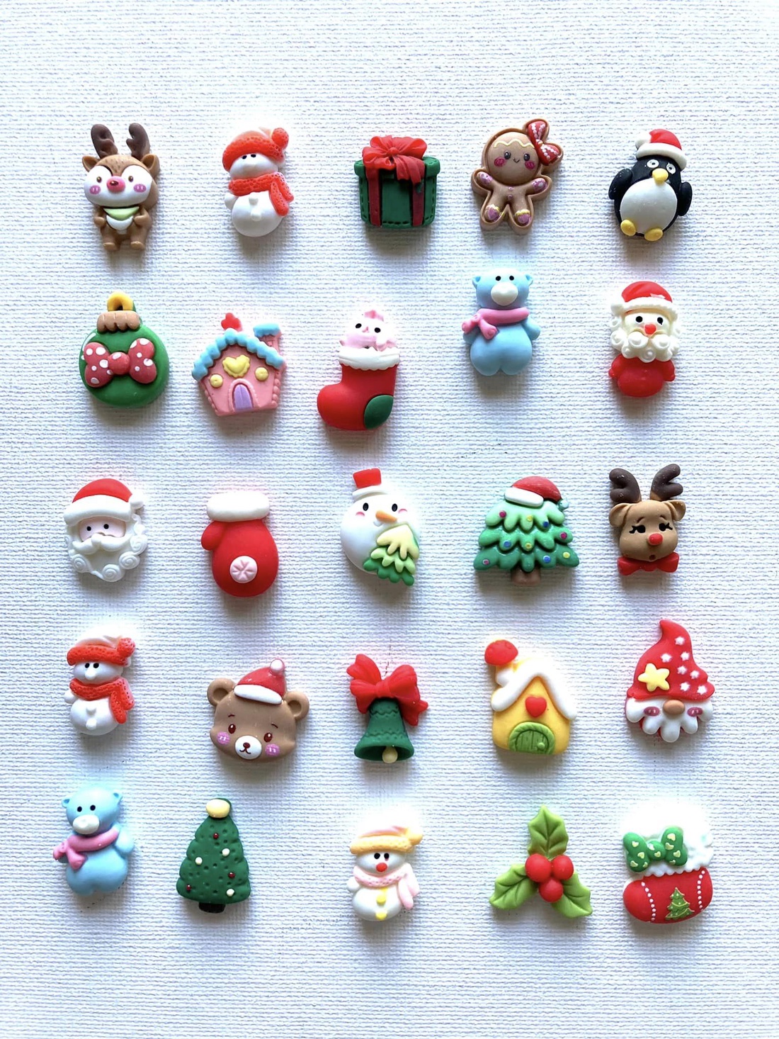 Brose figurine din rasina cu specific de Craciun - bijuterii - broșe - Artynos.ro