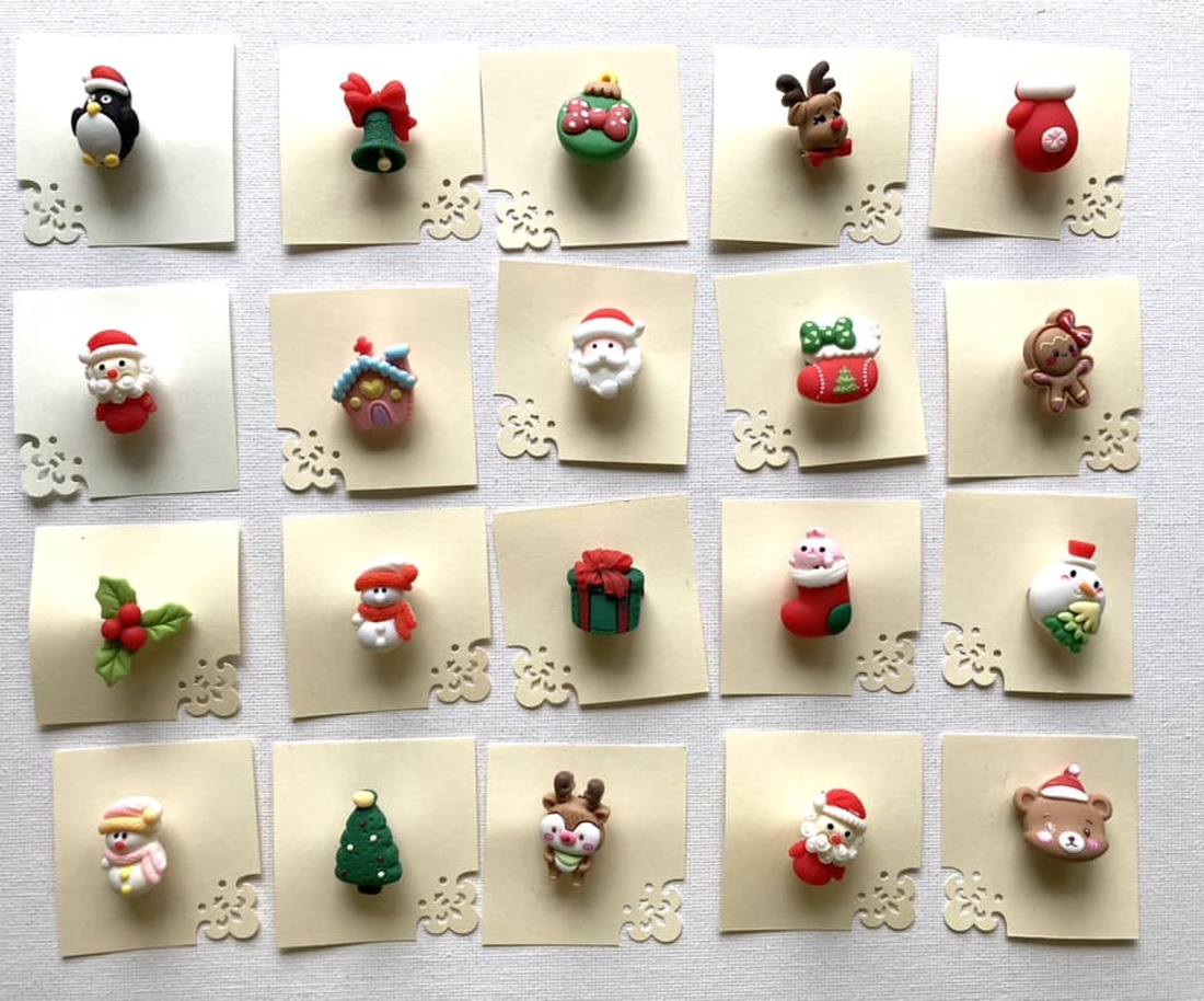 Brose figurine din rasina cu specific de Craciun - bijuterii - broșe - Artynos.ro