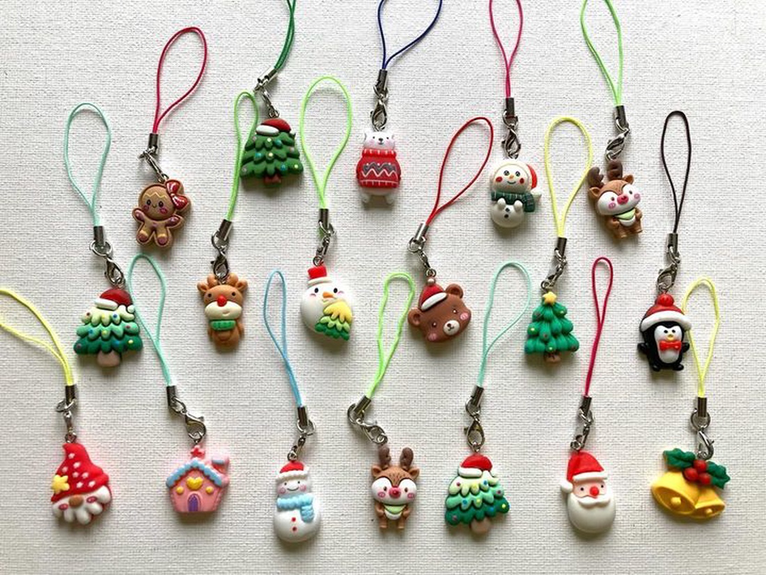 Breloc cu figurine din rasina, cu specific de Craciun - genți și portofele - accesorii genți - breloc - Artynos.ro