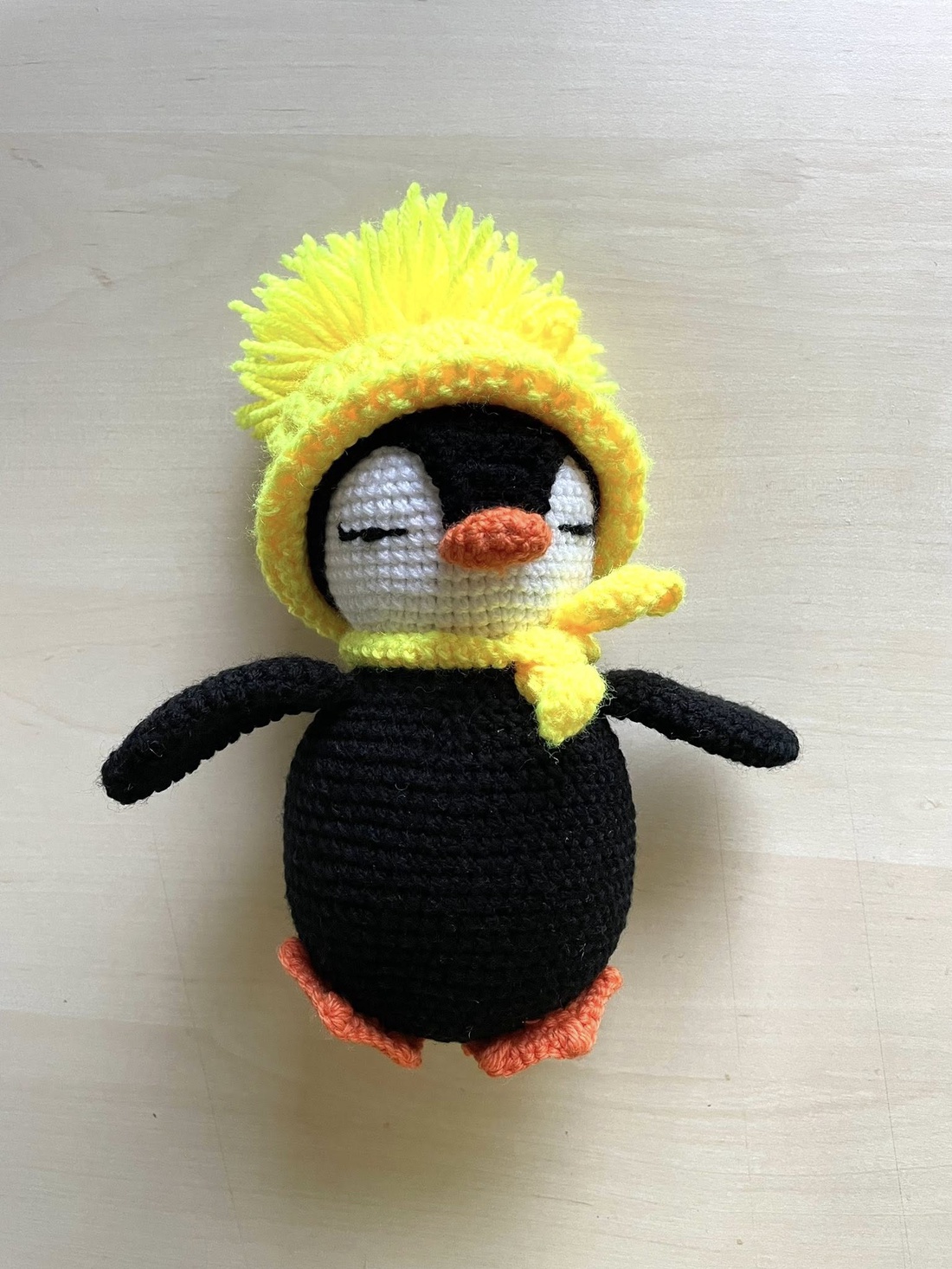 Amigurumi...pinguin cu caciula galbena, jucarie crosetata - jucării și echipamente pentru copii - plușuri - figurine de pluș - Artynos.ro