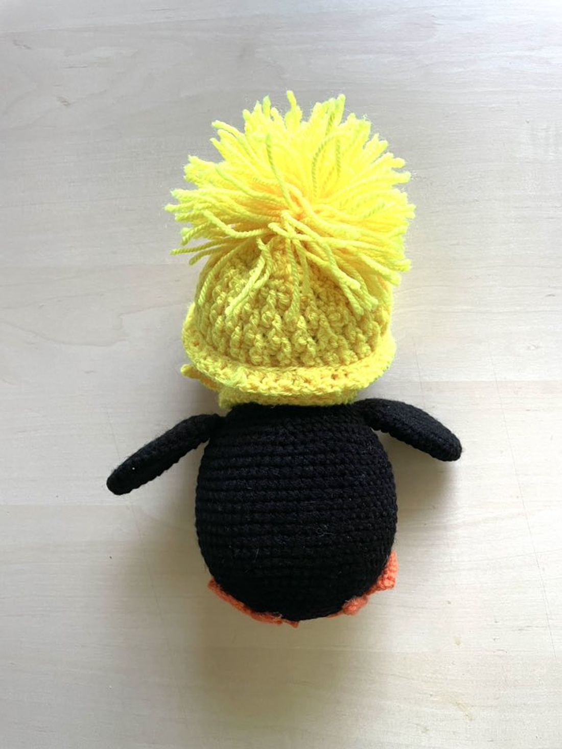 Amigurumi...pinguin cu caciula galbena, jucarie crosetata - jucării și echipamente pentru copii - plușuri - figurine de pluș - Artynos.ro