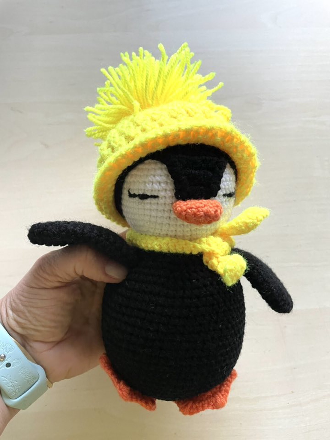 Amigurumi...pinguin cu caciula galbena, jucarie crosetata - jucării și echipamente pentru copii - plușuri - figurine de pluș - Artynos.ro