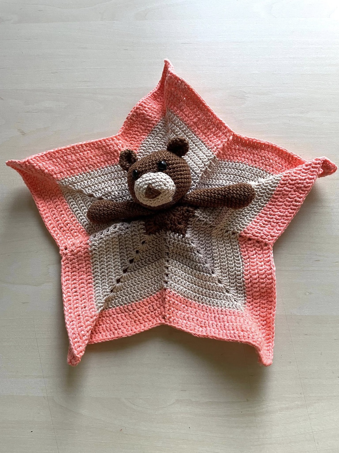 Amigurumi...ursulet cu paturica, jucarie crosetata - jucării și echipamente pentru copii - plușuri - ursuleț de pluș - Artynos.ro