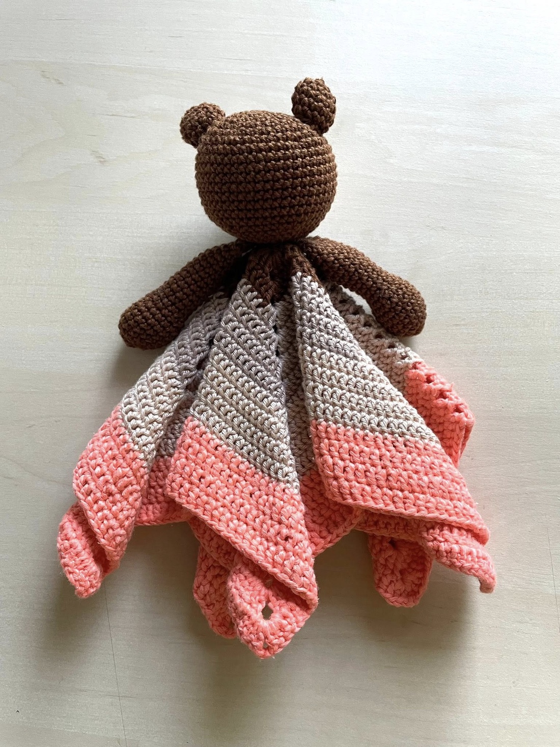 Amigurumi...ursulet cu paturica, jucarie crosetata - jucării și echipamente pentru copii - plușuri - ursuleț de pluș - Artynos.ro