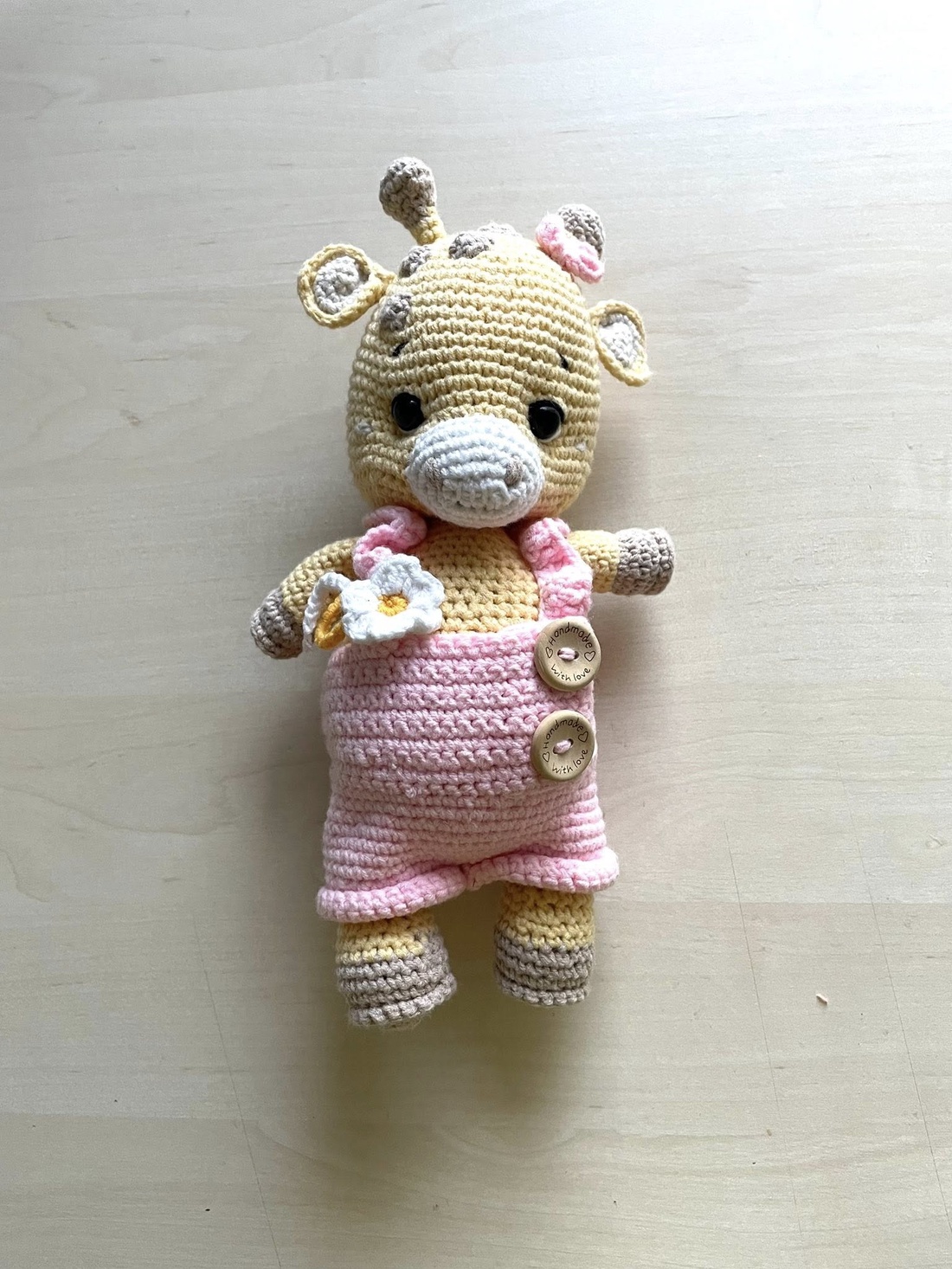 Amigurumi...vacuta cu pantaloni roz, jucarie crosetata - jucării și echipamente pentru copii - plușuri - figurine de pluș - Artynos.ro