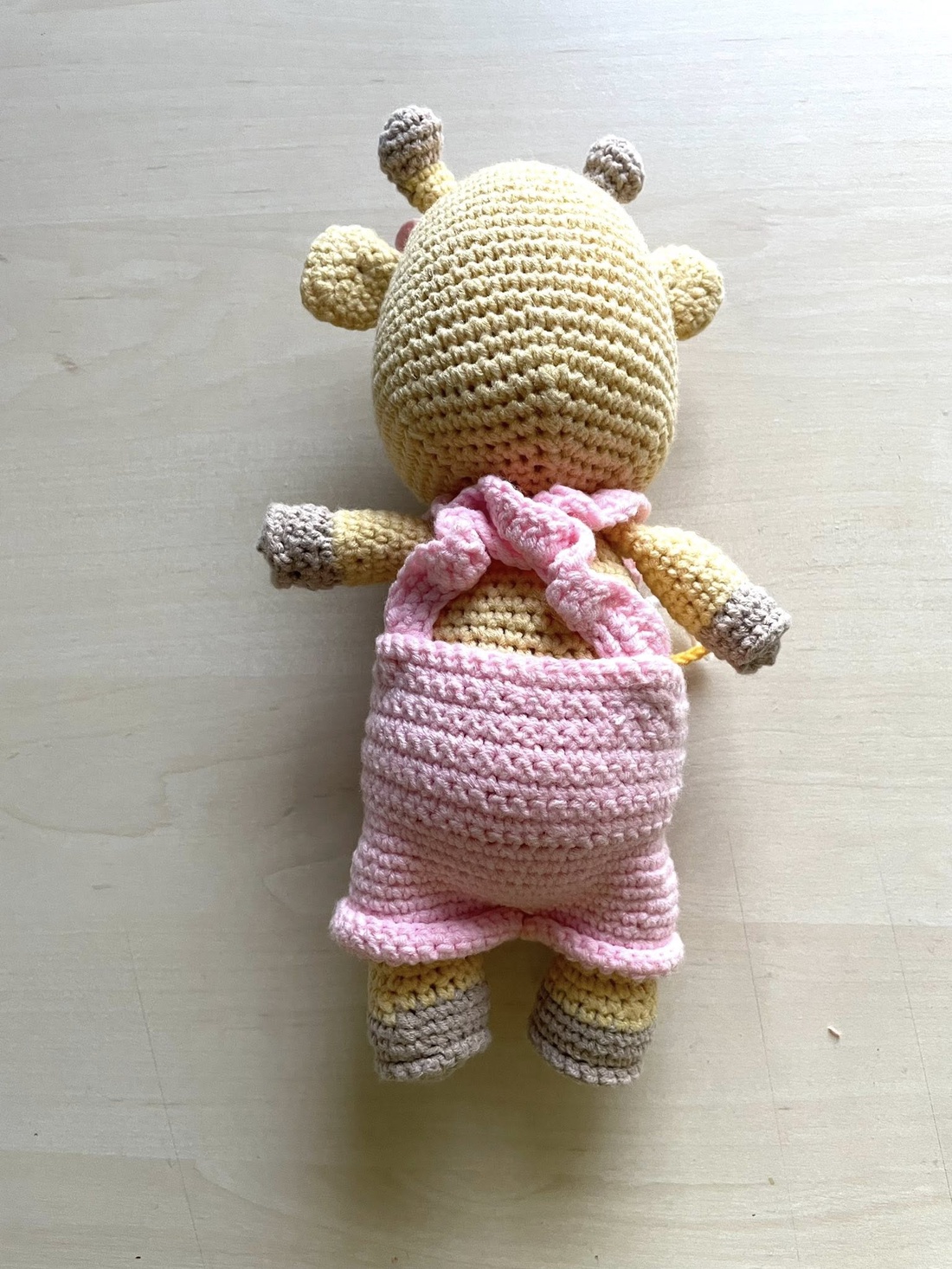 Amigurumi...vacuta cu pantaloni roz, jucarie crosetata - jucării și echipamente pentru copii - plușuri - figurine de pluș - Artynos.ro