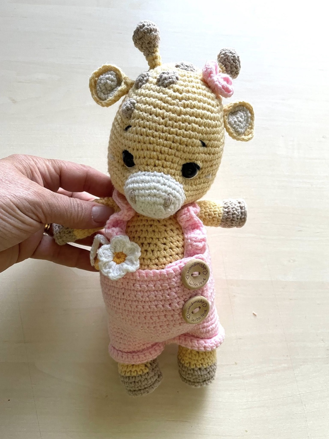 Amigurumi...vacuta cu pantaloni roz, jucarie crosetata - jucării și echipamente pentru copii - plușuri - figurine de pluș - Artynos.ro