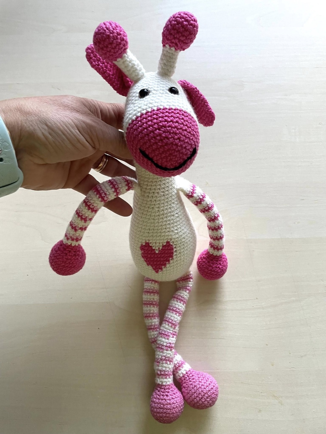 Amigurumi...girafa cu inimioara, jucarie crosetata - jucării și echipamente pentru copii - plușuri - girafă de pluș - Artynos.ro