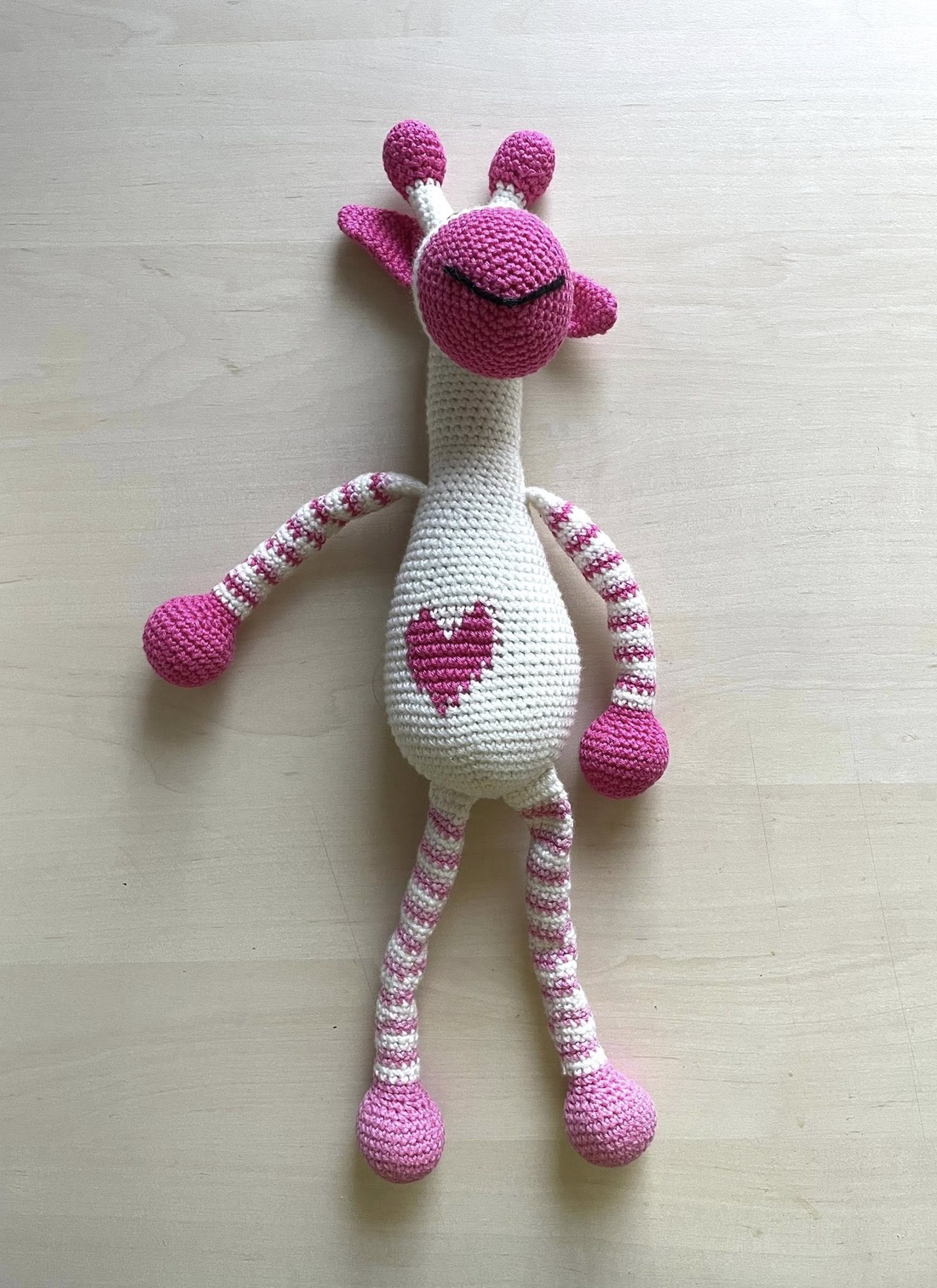 Amigurumi...girafa cu inimioara, jucarie crosetata - jucării și echipamente pentru copii - plușuri - girafă de pluș - Artynos.ro