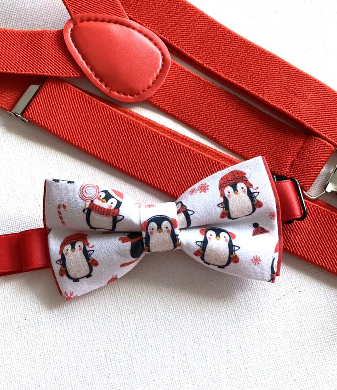 Set copil, papion cu pinguini si bretele rosii, de Craciun - îmbrăcăminte și modă - haine bărbați - cravată, papion - Artynos.ro