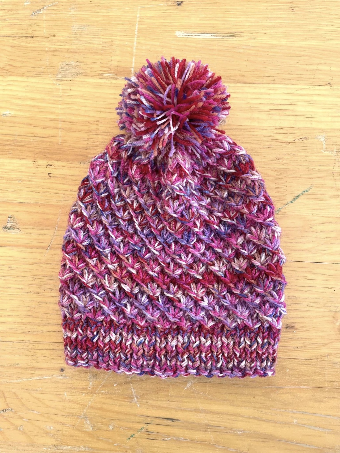 Caciula tricotata manual, rosu-roz, marime copil - îmbrăcăminte și modă - eșarfe, pălării, fularuri - căciulă - Artynos.ro