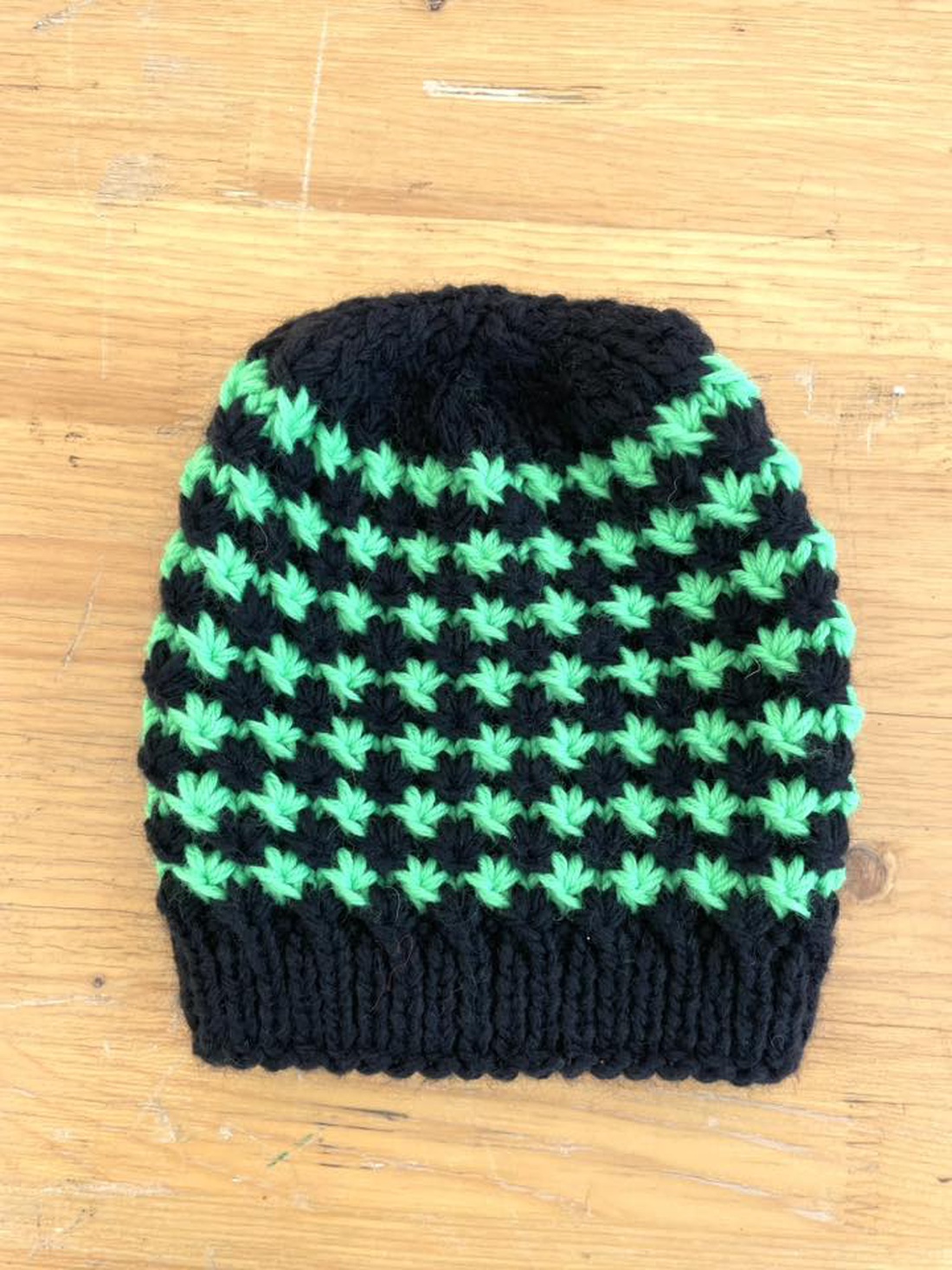 Caciula tricotata manual, negru-verde, marime adult - îmbrăcăminte și modă - eșarfe, pălării, fularuri - căciulă - Artynos.ro