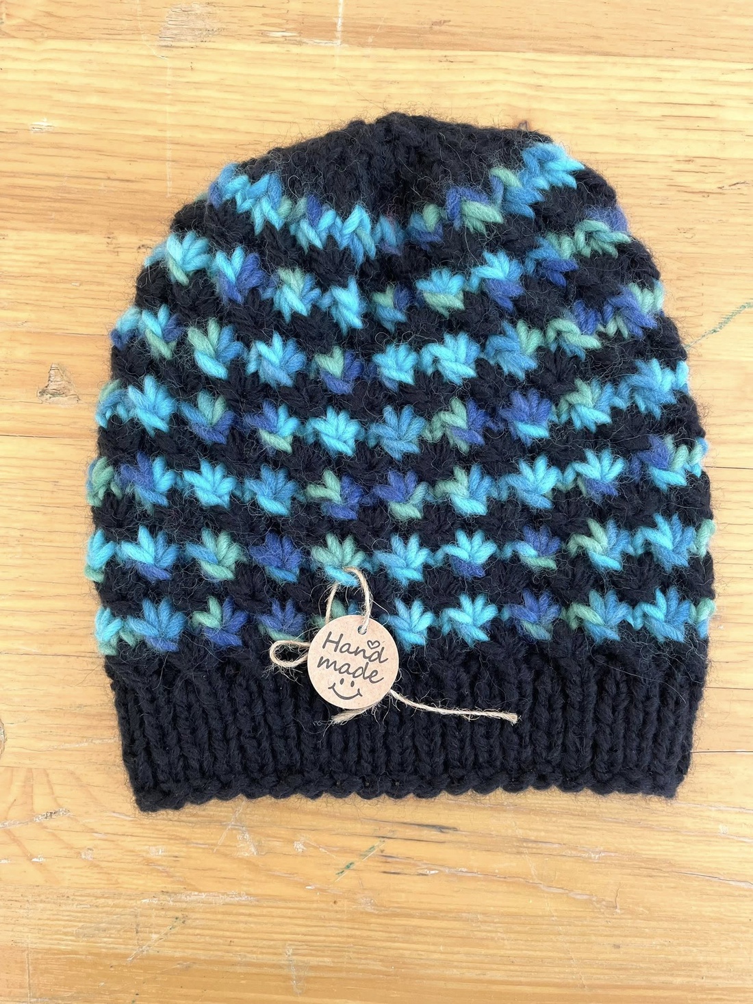Caciula tricotata manual, negru-albastru, marime adult - îmbrăcăminte și modă - eșarfe, pălării, fularuri - căciulă - Artynos.ro