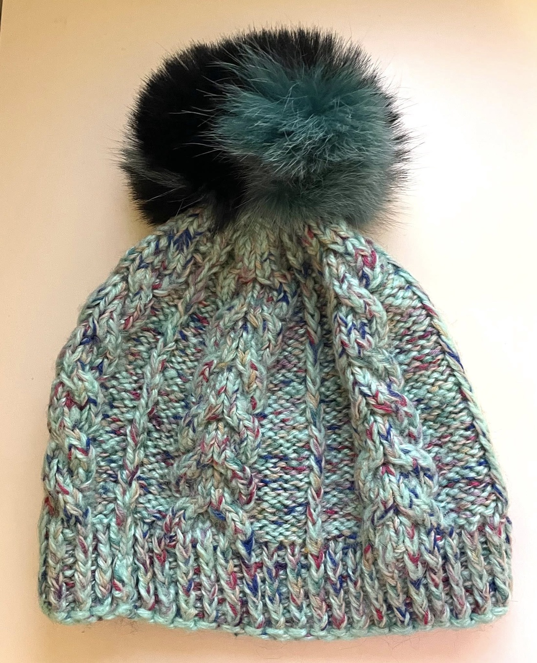 Caciula tricotata, turcoaz cu ciucure - îmbrăcăminte și modă - eșarfe, pălării, fularuri - căciulă - Artynos.ro