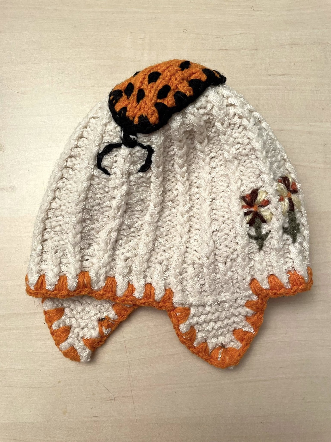 Caciula tricotata manual, cu buburuza - îmbrăcăminte și modă - eșarfe, pălării, fularuri - căciulă - Artynos.ro