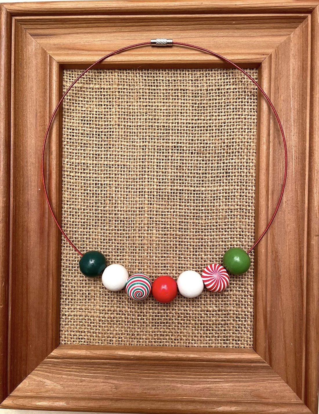 Colier cu bile din lemn cu specific de Craciun - bijuterii - coliere - coliere din mărgele - Artynos.ro