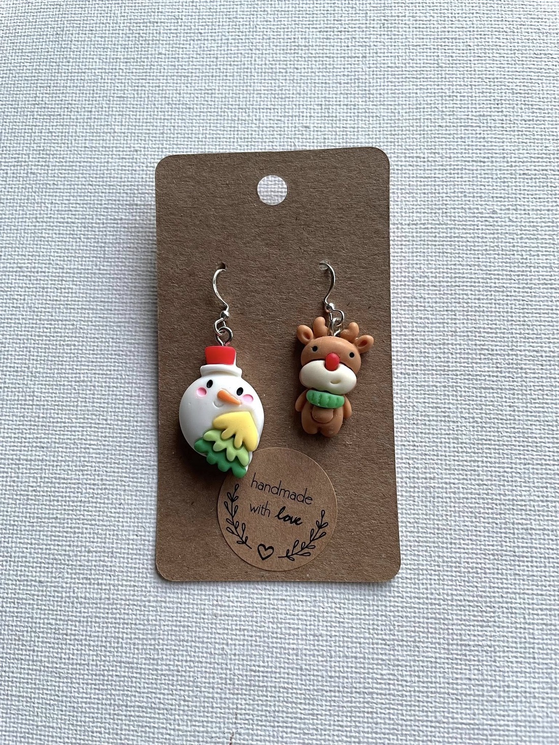 Cercei din rasina, cu ren si glob de Craciun - bijuterii - cercei - cercei din rășină - Artynos.ro