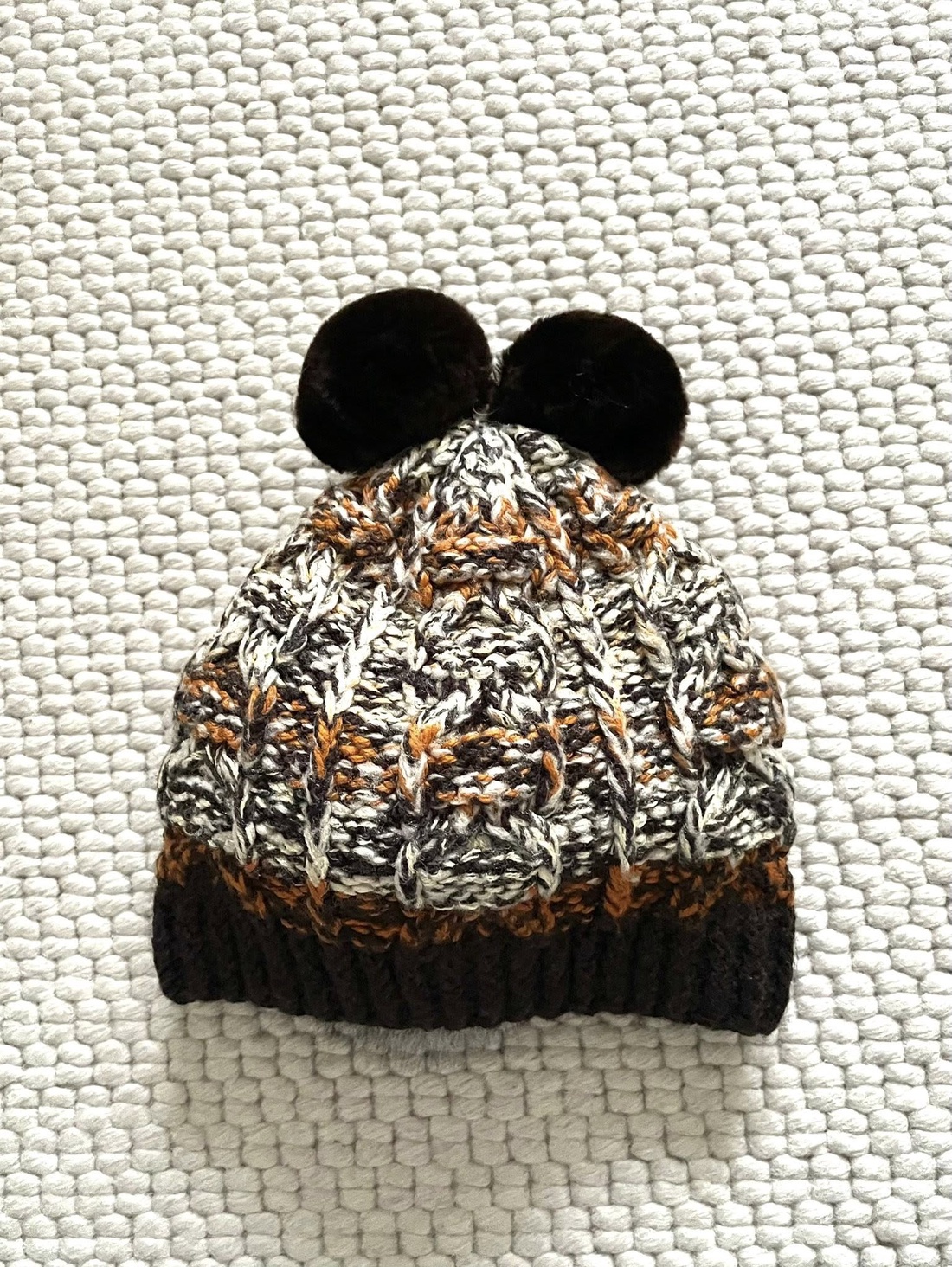 Caciula tricotata, cu ciucuri  - îmbrăcăminte și modă - eșarfe, pălării, fularuri - căciulă - Artynos.ro