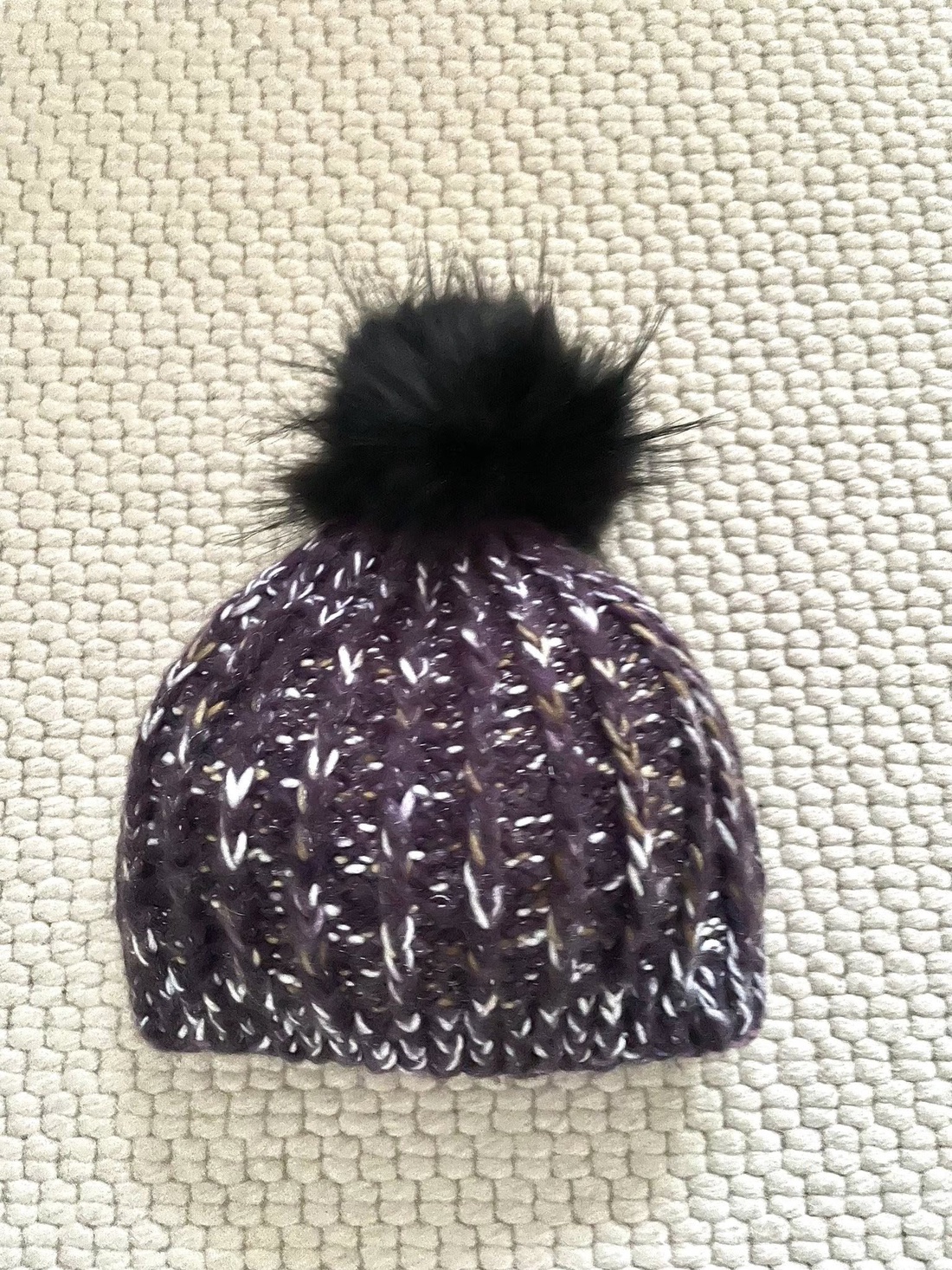 Caciula tricotata, cu ciucure - îmbrăcăminte și modă - eșarfe, pălării, fularuri - căciulă - Artynos.ro