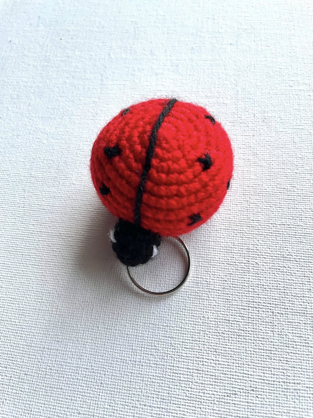 Breloc, figurina crosetata, buburuza - genți și portofele - accesorii genți - breloc - Artynos.ro