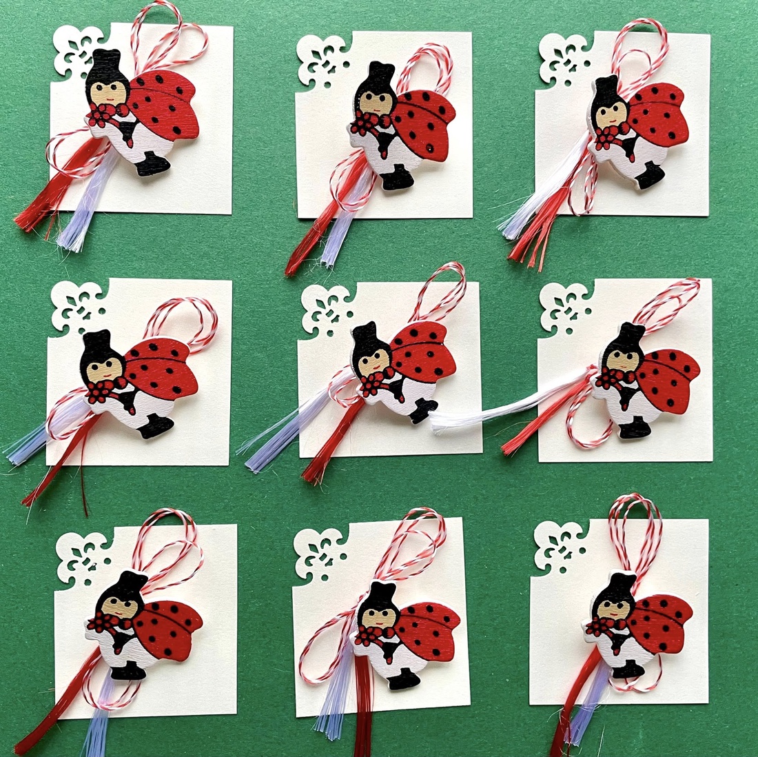 Martisor buburuza, brosa din lemn - bijuterii - mărțișor - Artynos.ro