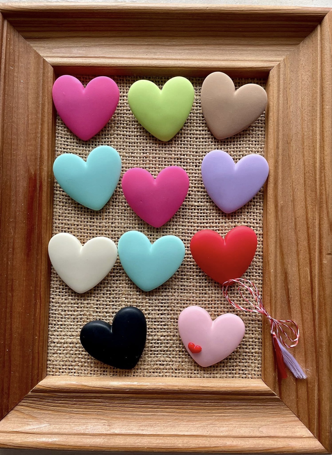 Martisor inimioara, brosa din rasina - bijuterii - mărțișor - Artynos.ro