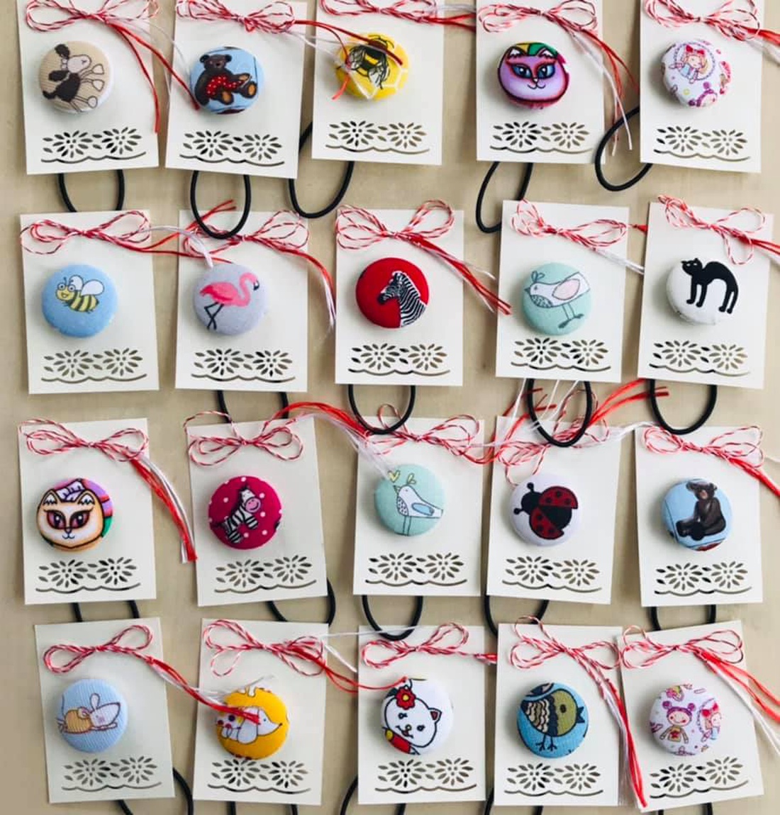 Martisor elastic de par textil, cu animale - bijuterii - mărțișor - Artynos.ro