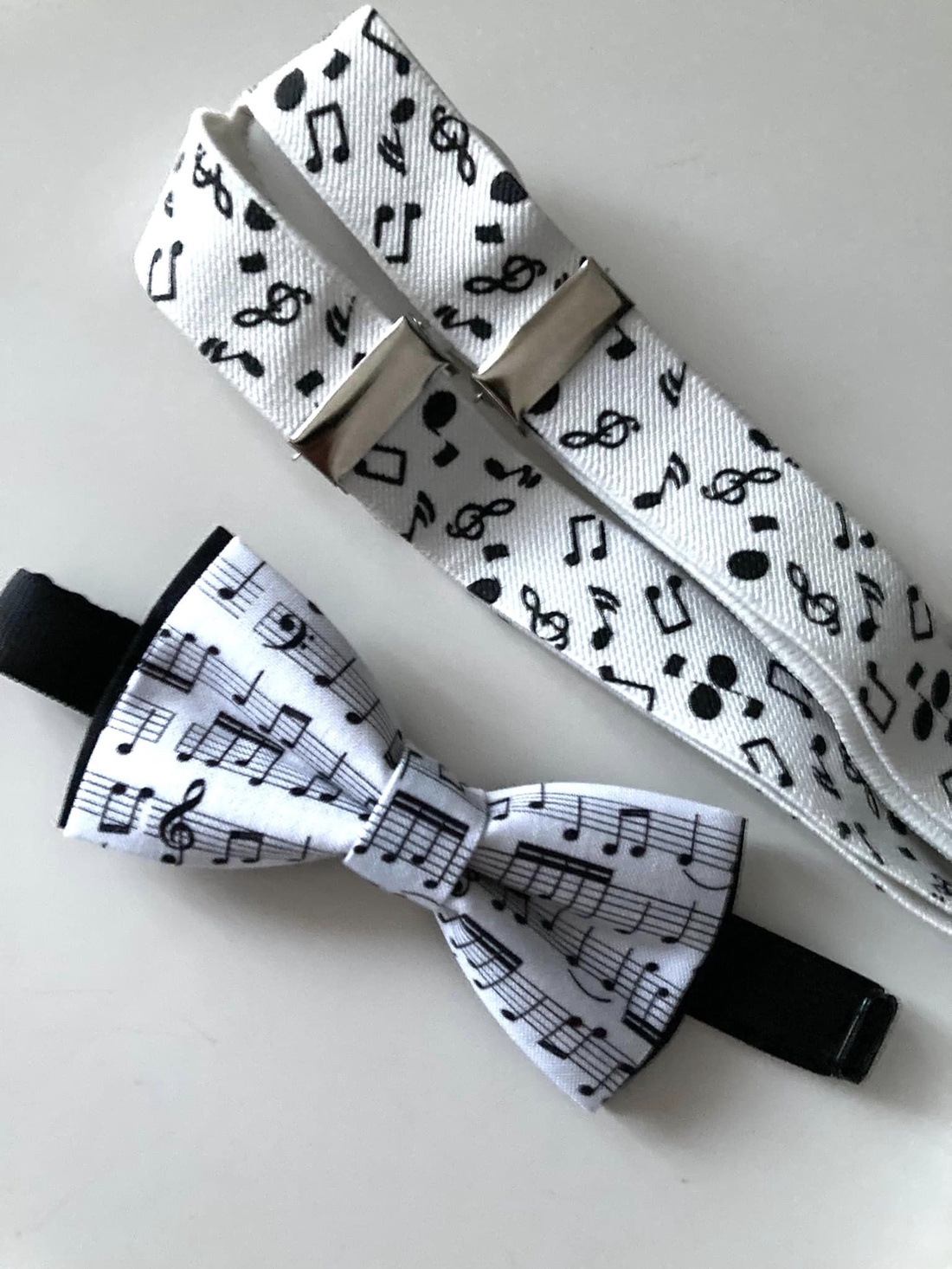 Set pentru copii, papion si bretele cu note muzicale - îmbrăcăminte și modă - haine bărbați - cravată, papion - Artynos.ro