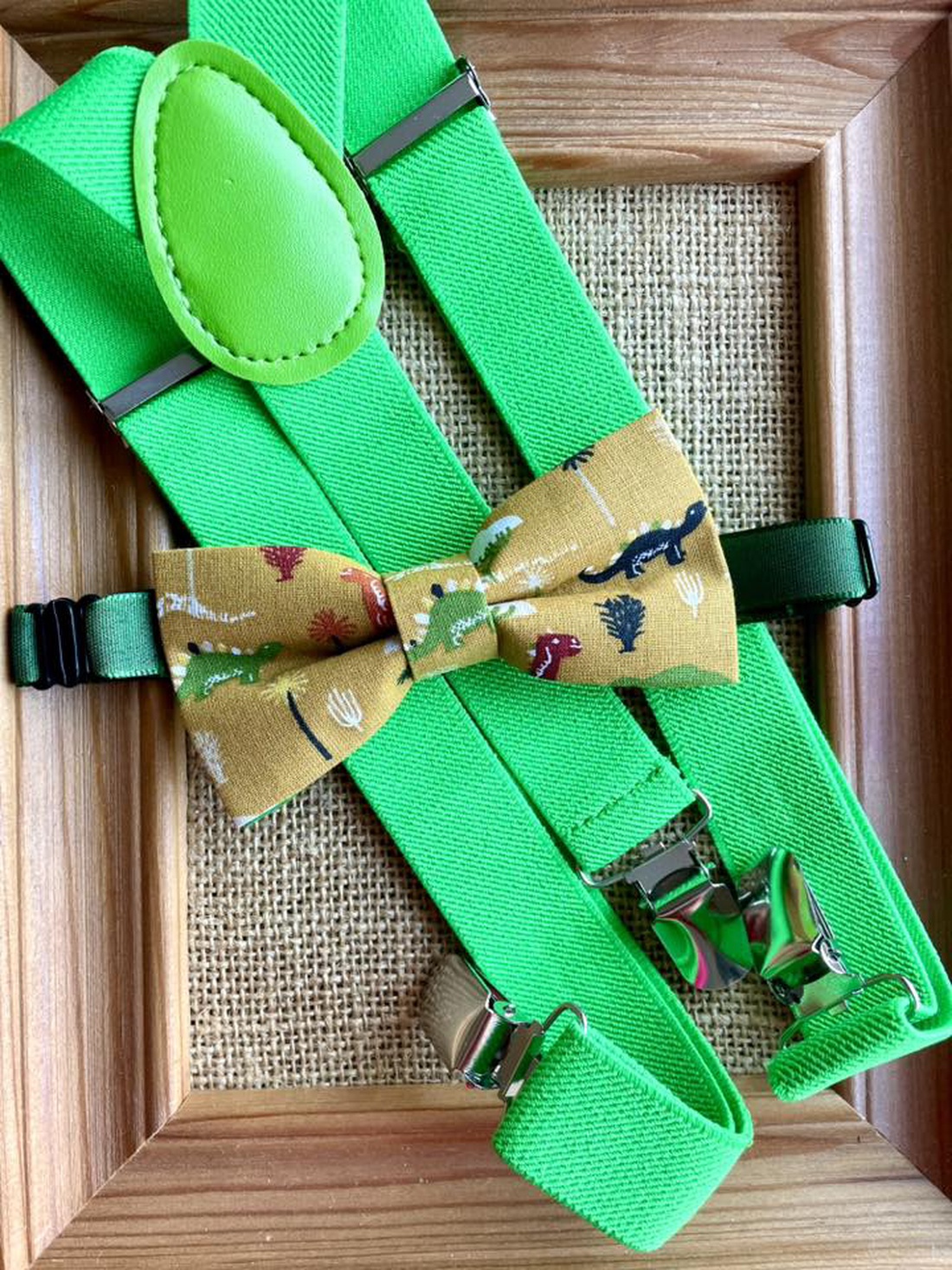 Set pentru copii, papion cu dinozauri si bretele verzi - îmbrăcăminte și modă - haine bărbați - cravată, papion - Artynos.ro