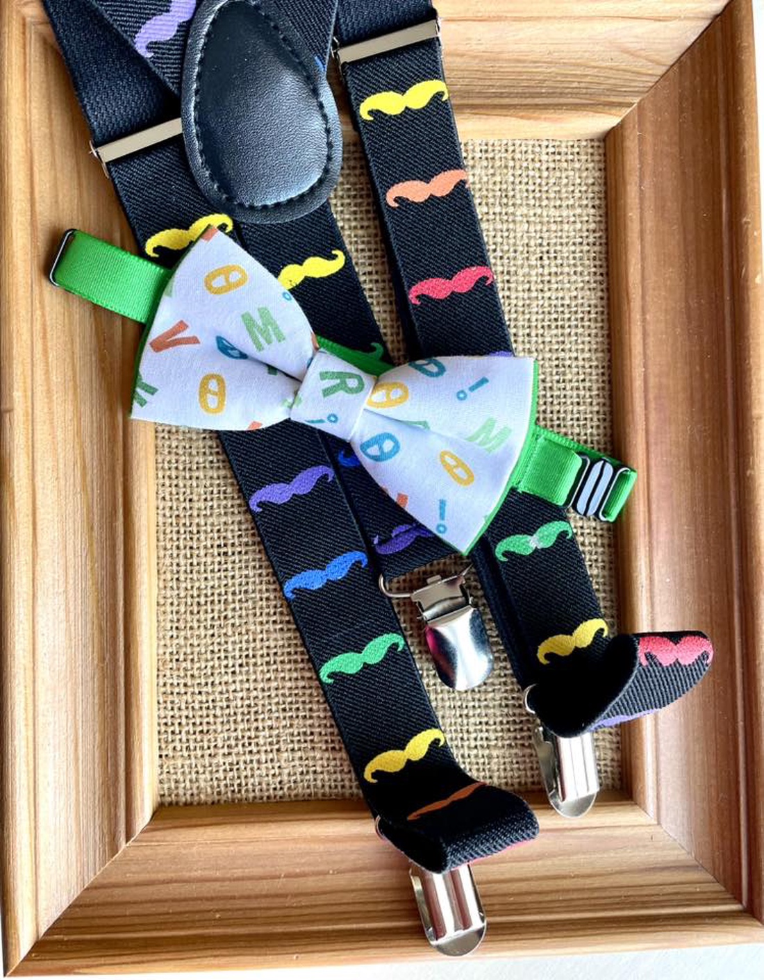 Set pentru copii, papion cu litere si bretele cu mustati - îmbrăcăminte și modă - haine bărbați - cravată, papion - Artynos.ro