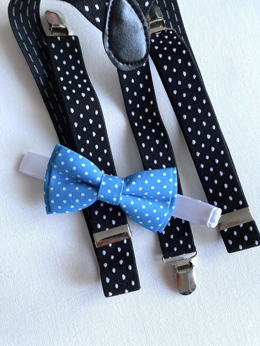Set papion albastru si bretele bleumarin cu buline albe - îmbrăcăminte și modă - haine bărbați - cravată, papion - Artynos.ro