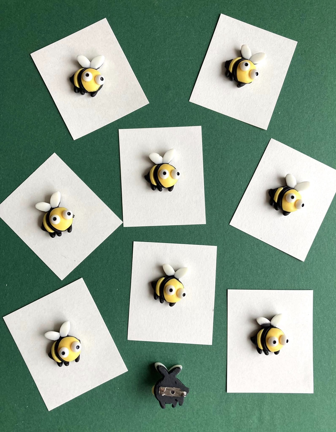 Brosa albinuta din rasina - bijuterii - broșe - Artynos.ro