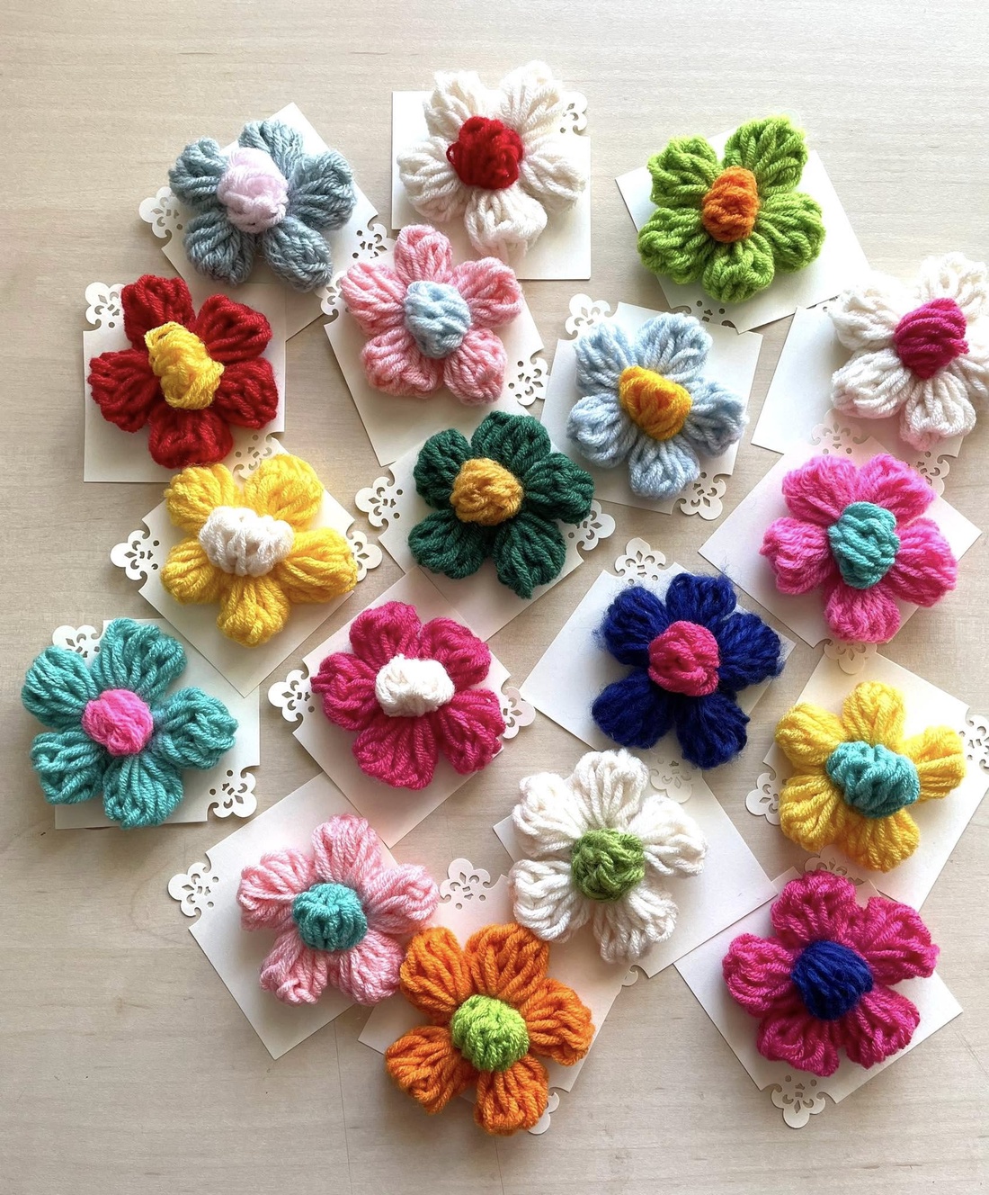 Brosa cu floare crosetata - bijuterii - broșe - Artynos.ro