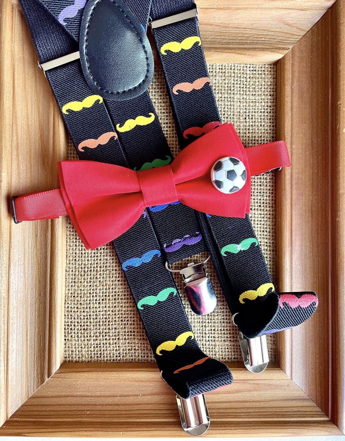 Set pentru copii, papion rosu cu mingie de fotbal si bretele cu mustati - îmbrăcăminte și modă - haine bărbați - cravată, papion - Artynos.ro