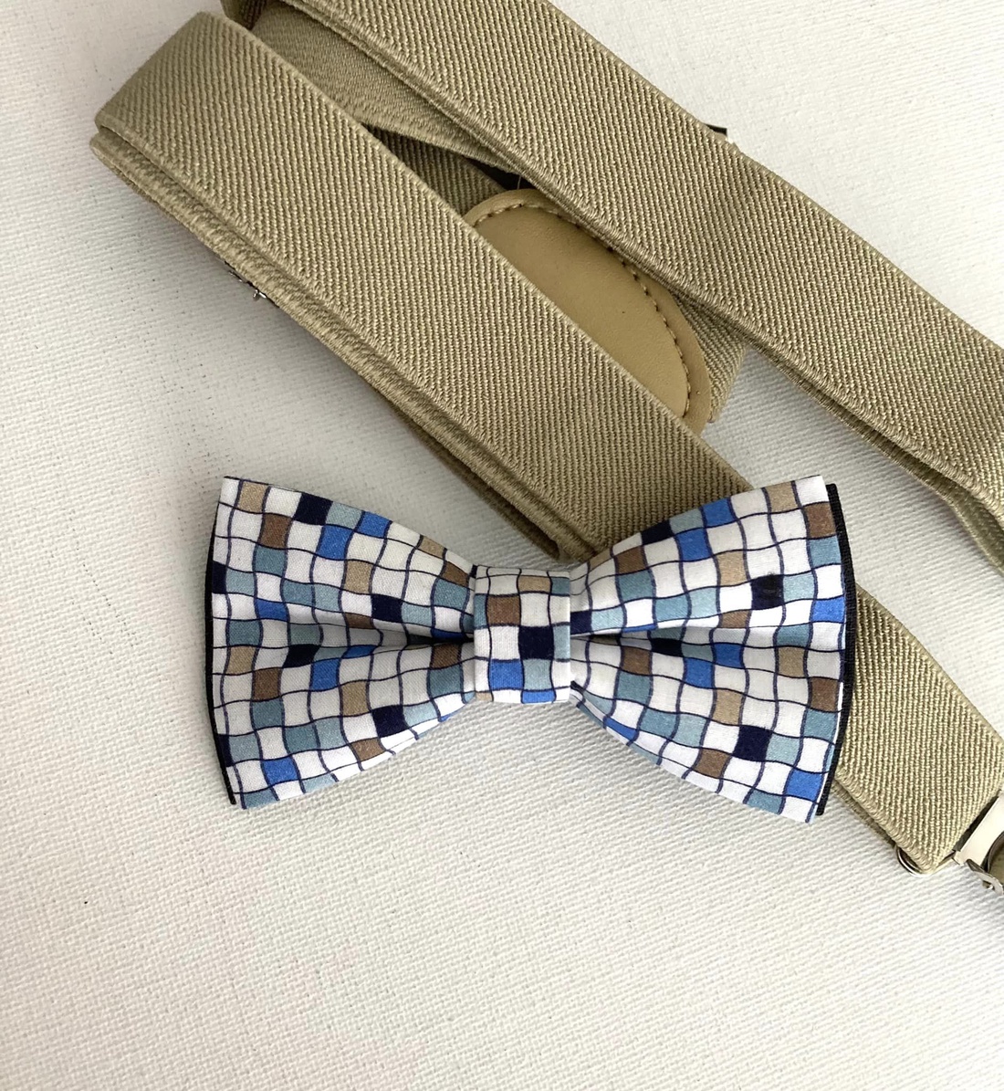 Set papion cu patratele colorate si bretele bej - îmbrăcăminte și modă - haine bărbați - cravată, papion - Artynos.ro