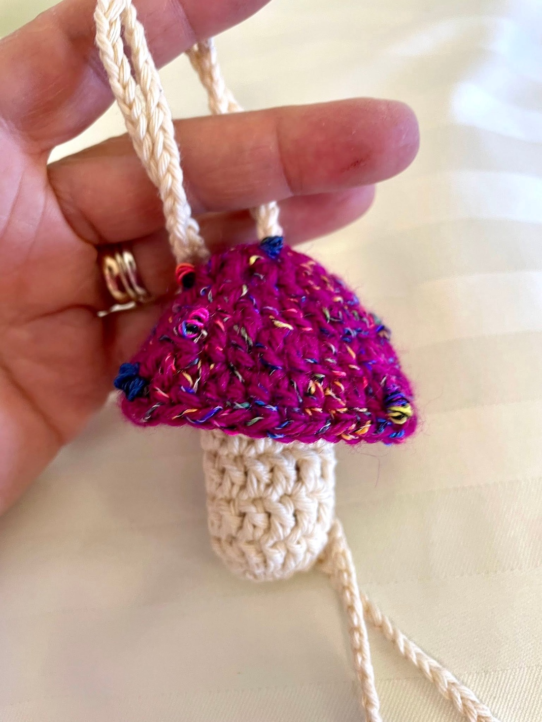 Ciupercuta siclam crosetata...mini-poseta - genți și portofele - accesorii genți - breloc - Artynos.ro