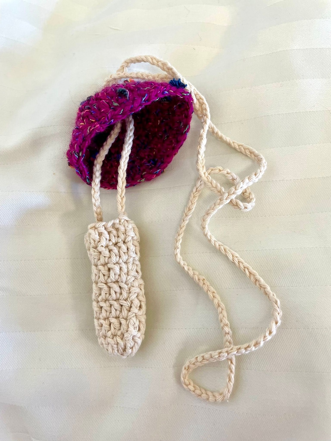 Ciupercuta siclam crosetata...mini-poseta - genți și portofele - accesorii genți - breloc - Artynos.ro