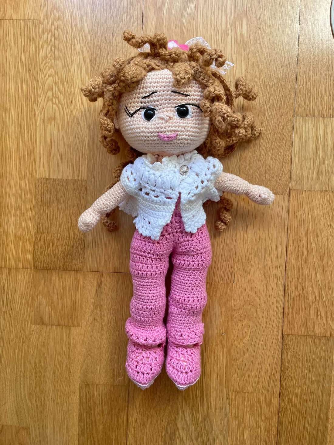 Amigurumi...fetita cu pantaloni roz! Jucarie crosetata - jucării și echipamente pentru copii - plușuri - păpușă croșetată, păpușă de pluș - Artynos.ro