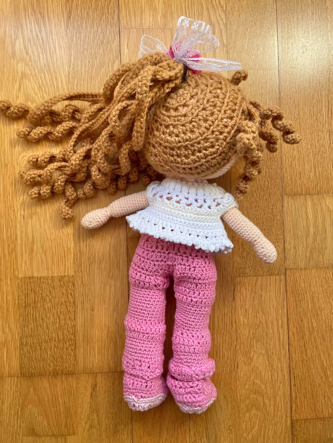 Amigurumi...fetita cu pantaloni roz! Jucarie crosetata - jucării și echipamente pentru copii - plușuri - păpușă croșetată, păpușă de pluș - Artynos.ro