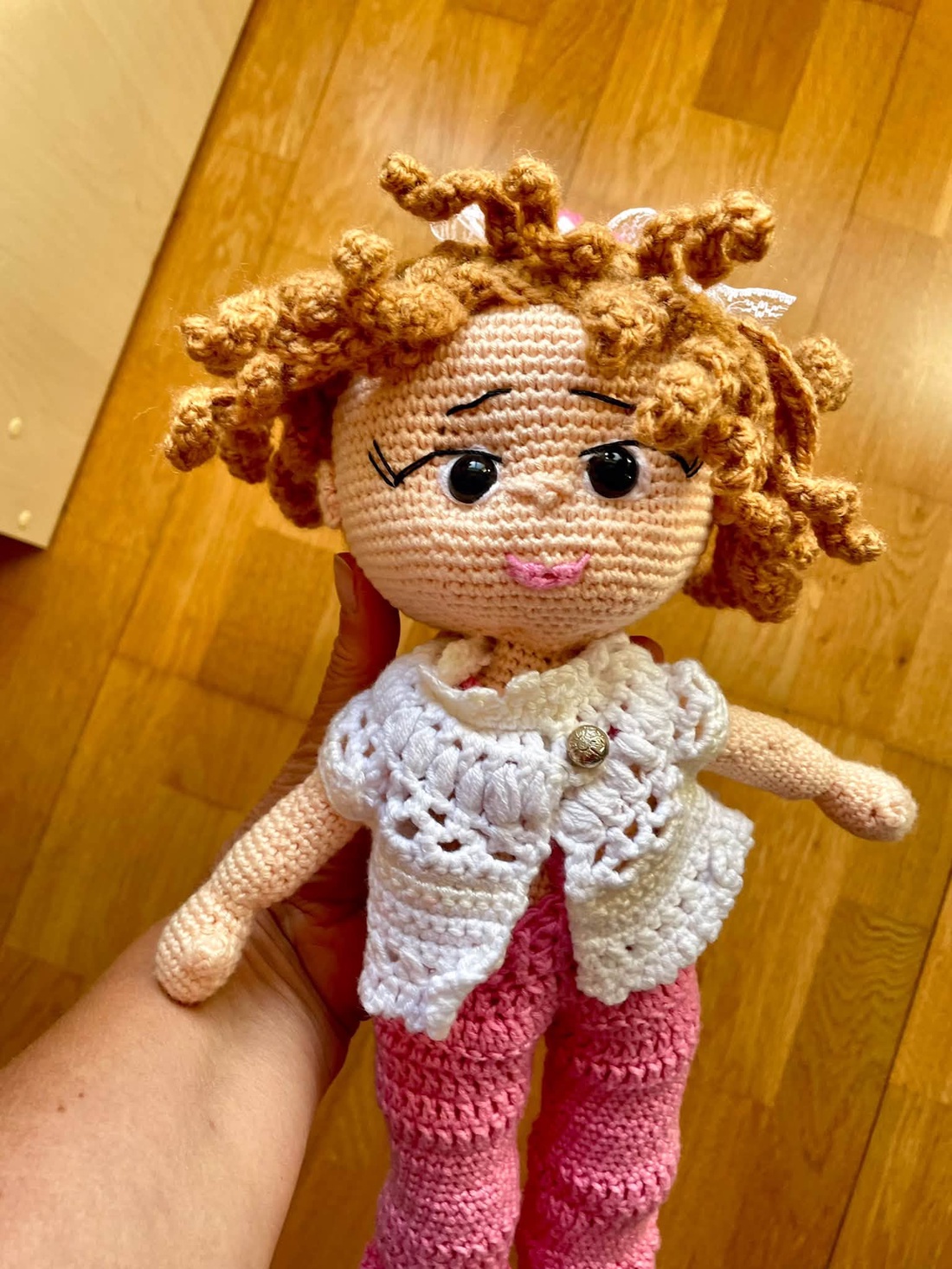 Amigurumi...fetita cu pantaloni roz! Jucarie crosetata - jucării și echipamente pentru copii - plușuri - păpușă croșetată, păpușă de pluș - Artynos.ro