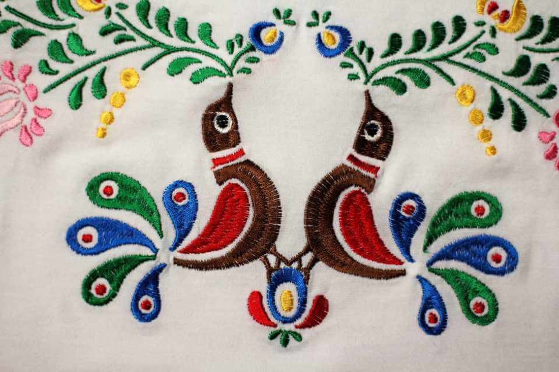 Tricou alb brodat cu păsări Matyo colorate - îmbrăcăminte și modă - haine damă - tricou și top de damă - Artynos.ro Tricou alb brodat cu păsări Matyo colorate - îmbrăcăminte și modă - haine damă - tricou și top de damă - Artynos.ro