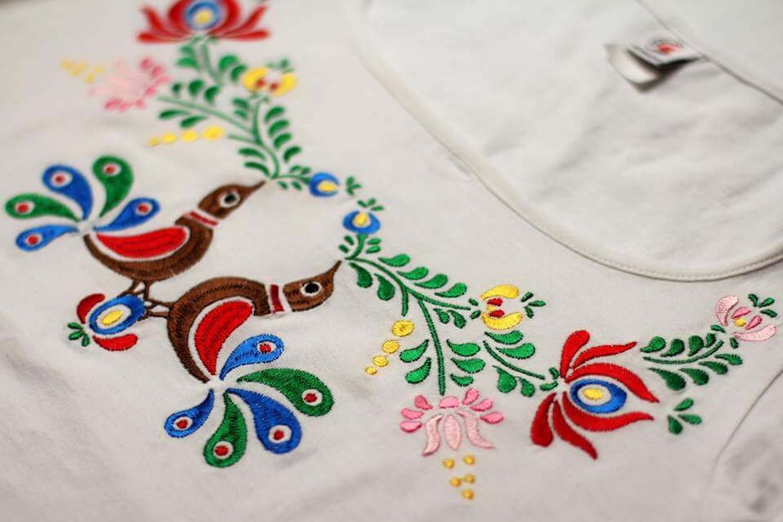 Tricou alb brodat cu păsări Matyo colorate - îmbrăcăminte și modă - haine damă - tricou și top de damă - Artynos.ro Tricou alb brodat cu păsări Matyo colorate - îmbrăcăminte și modă - haine damă - tricou și top de damă - Artynos.ro