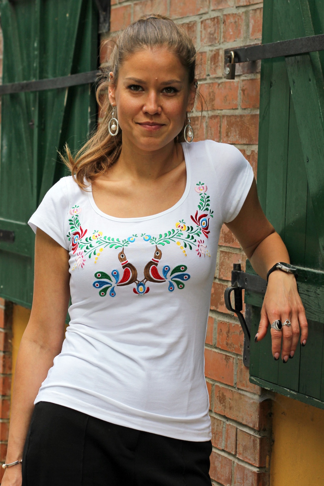 Tricou alb brodat cu păsări Matyo colorate - îmbrăcăminte și modă - haine damă - tricou și top de damă - Artynos.ro Tricou alb brodat cu păsări Matyo colorate - îmbrăcăminte și modă - haine damă - tricou și top de damă - Artynos.ro