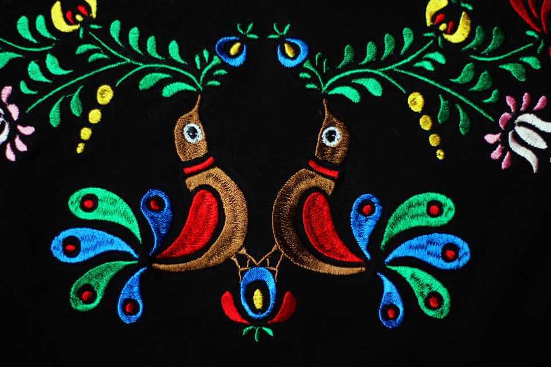 Tricou negru brodat cu păsări Matyo colorate - îmbrăcăminte și modă - haine damă - tricou și top de damă - Artynos.ro Tricou negru brodat cu păsări Matyo colorate - îmbrăcăminte și modă - haine damă - tricou și top de damă - Artynos.ro