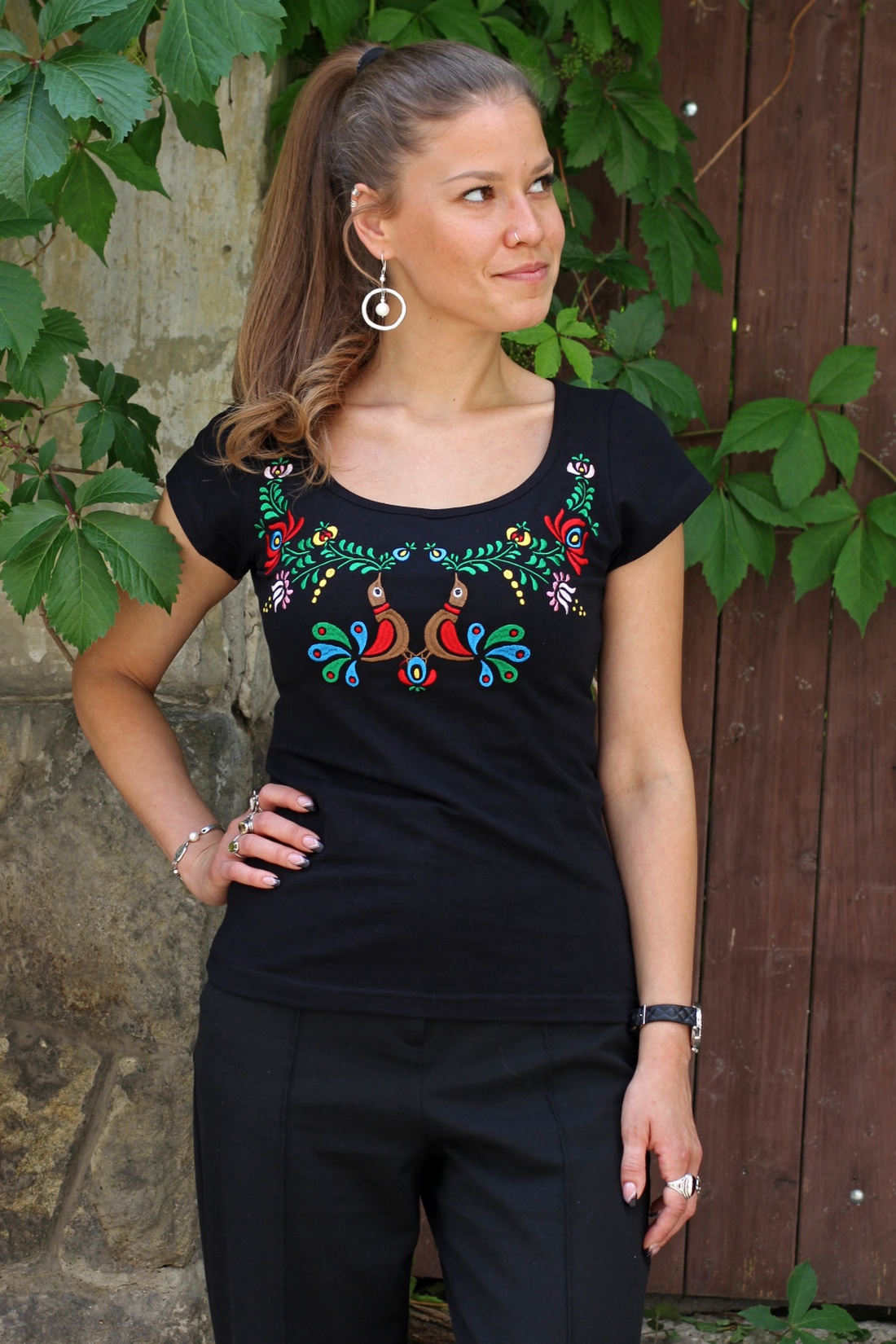 Tricou negru brodat cu păsări Matyo colorate - îmbrăcăminte și modă - haine damă - tricou și top de damă - Artynos.ro Tricou negru brodat cu păsări Matyo colorate - îmbrăcăminte și modă - haine damă - tricou și top de damă - Artynos.ro
